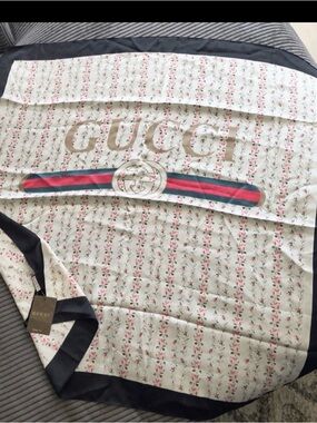 NWT Women Scarf Gucci Floral Logo Silk Satin Square Scarf White Black Pink 35X35